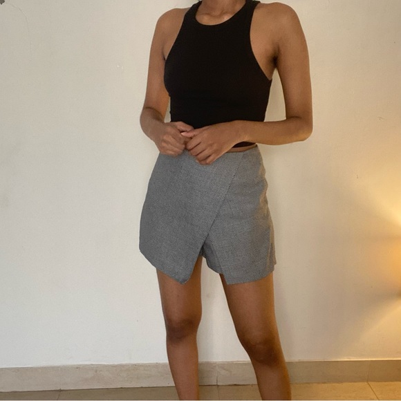 Dorothy Perkins Dresses & Skirts - Dorothy Perkins mini skirt with shorts, skort in grey black and white.